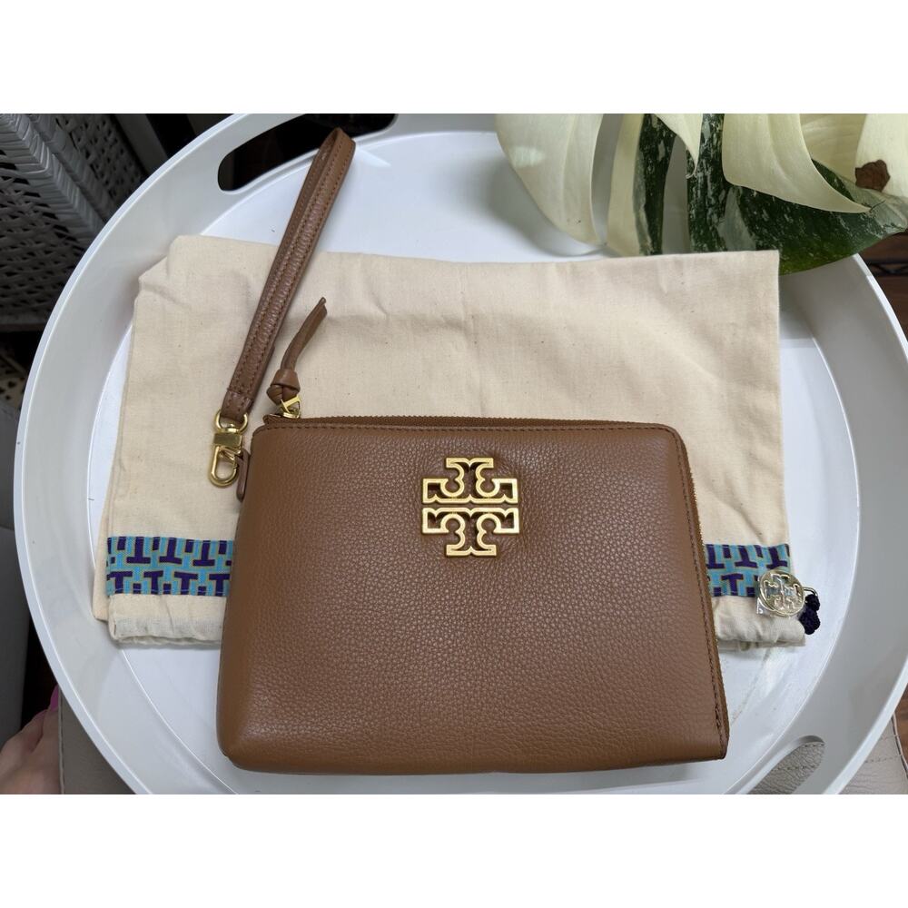 Authentic New w/o Tags Tory Burch Britten Pebble Large Zip Wristbag ZIP Around!
